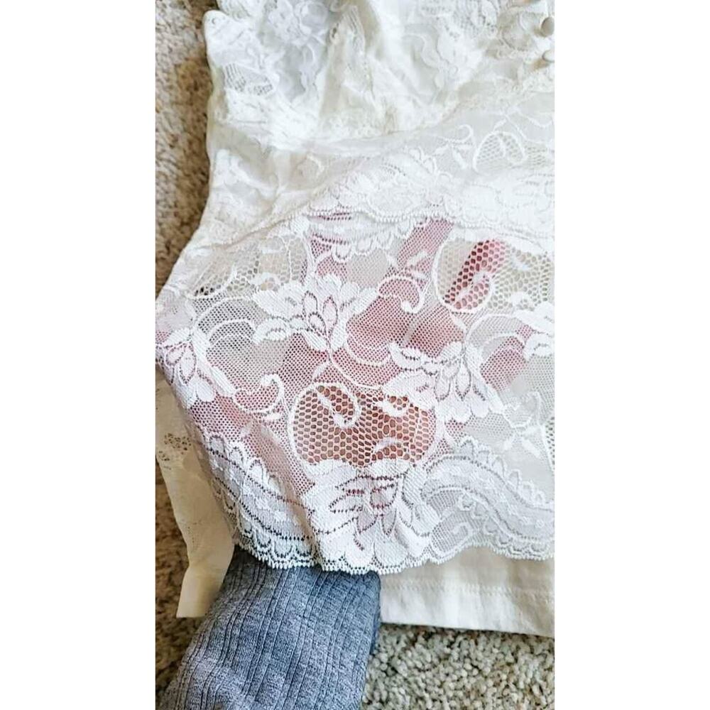 Ivory Lace Vneck Shorrt Sleeve Shirt With Built In Cami Womens Medium NWT - Picture 2 of 7
